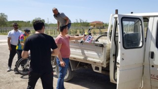 Edirnede bisiklet yarışında yorgun düşenler ambulans ve kamyonetle geri getirildi