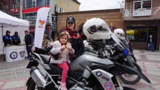 Edirnede polis ekipleri vatandaşlara hem hediye dağıttı, hem broşürle bilgilendirdi