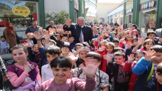Efelerde çocuklar bayram ediyor