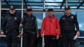 El arabasıyla egzoz çalan hırsızlar tutuklandı