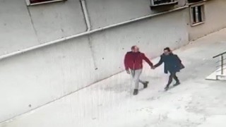 El ele geldiler, çalıp gittiler