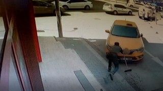El freni çekilmeyen otomobili durdurmak isteyen esnaf ezildi