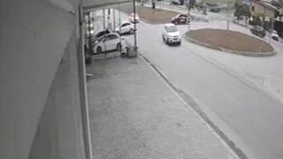 Elazığda iki otomobilin çarpışması güvenlik kamerasına yansıdı