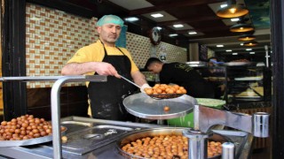 Elazığda Ramazan ayının vazgeçilmez tatlısı lokma, iftarda sofraları süslüyor