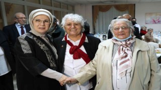 Emine Erdoğandan huzurevi sakinlerine sürpriz ziyaret