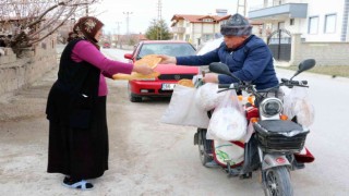 Engelli aracı ile her gün 800 ekmeği 300 aileye ulaştırıyor