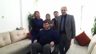 Engelli gencin tekerlekli sandalye sevinci