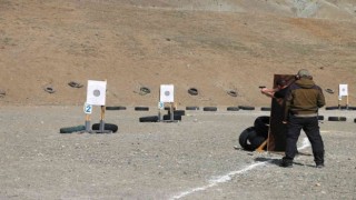 Erzincan polisi poligonda hedefe nişan aldı