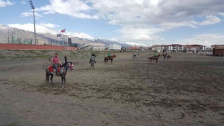 Erzincanda ata sporu cirit yaşatılıyor