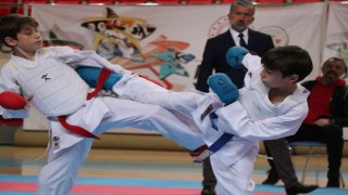 Erzincanda karate grup müsabakaları başladı