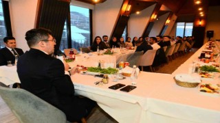 Erzurum Valisi Memiş, sağlık çalışanları ve öğretmenlerle iftarda buluştu