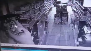 Esenyurtta hırsızlar kasadaki paraları çaldı, duvardaki sigara dolabını söktü