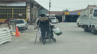 Eskişehirde 15 yaşındaki çocuk tek ayağıyla sokak sokak geri dönüşüm topluyor