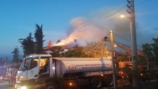 Evin çatısı alev alev yandı