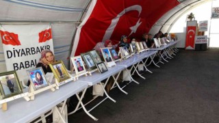 Evlat nöbetindeki baba: “Onlar Avrupada 7 dil okuyorlar, senin kalemi kırıp silah verdiler”