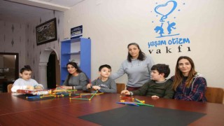 Evlatlarına otizm tanısı konulan çift, vakıf kurarak hayatlarını otizmli bireylere adadı