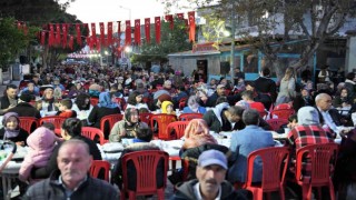 Ezinede 1 kilometreyi bulan iftar sofrası