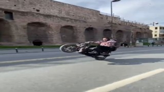 Fatihte tek teker kullandığı motosikletle tehlike saçtı: O anlar kamerada