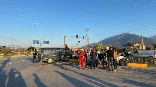 Fethiyede kamyonet ile otomobil çarpıştı: 5 yaralı