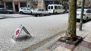 Fındık büyüklüğünde yağan dolu ilçeyi beyaza bürüdü