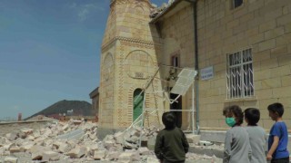 Fırtına cami minaresini yıktı