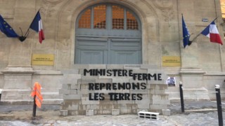 Fransada aktivistler Ekolojik Geçiş Bakanlığının önüne duvar ördü