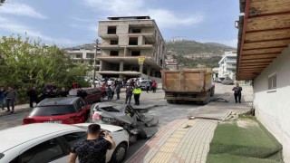 Freni boşalan hafriyat kamyonu 8 araca hasar verdi