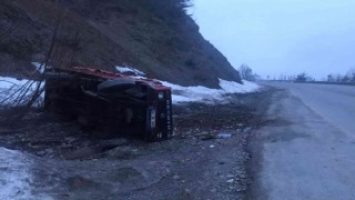 Freni boşalan kamyonet devrildi: Burnu bile kanamadan kurtuldu