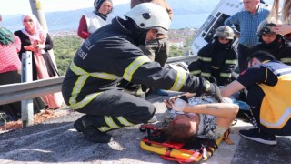 Freni tutmayan çekici, üzerindeki iş makinesiyle birlikte devrildi