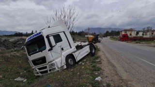 Frenleri boşalan cam madeni yüklü tır devrildi