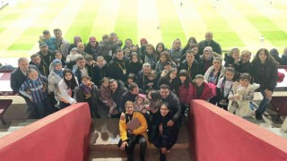 Gazeteci çocuk ve eşleri basın tribününde
