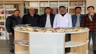 Gazeteci Muammer Başer; 200 kitap bağışında bulundu