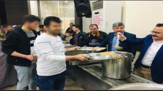 Gediz Kaymakamı Hakan Alkan iftar çadırında vatandaşlara yemek dağıttı
