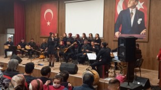 Gedizde kursiyerlerden Türk Halk Müziği konseri