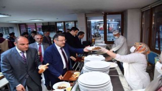 Genç iftarını öğrencilerle birlikte açtı