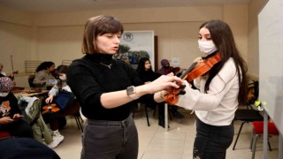 Gençler Tepebaşında müzik yapmayı öğreniyor