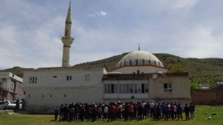 Gercüşte cemaat cuma namazı sonrası yağmur duasına çıktı