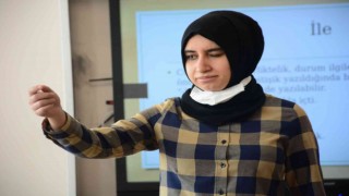 Gönül gözü ile öğrencilerini eğitiyor, görme engelli öğretmenin müthiş azmi