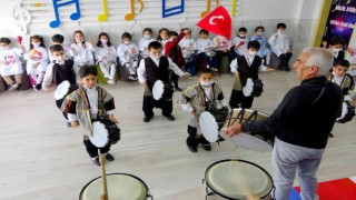 Gönül verdiği müzik sevdasını 45 yıldır öğrencilerine aşılıyor