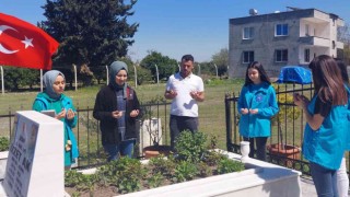 Gönüllü gençler şehit kabirlerini temizledi