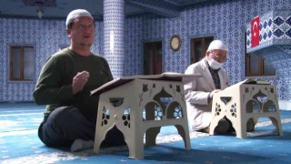 Göremediği Kuran-ı parmak uçlarıyla okuyup hatim ediyor