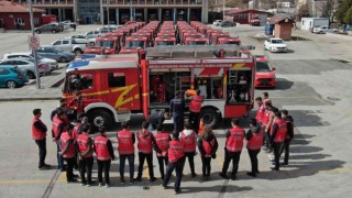 Göreve yeni başlayan 150 itfaiyeci sahaya hazırlanıyor
