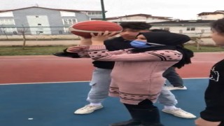 Görme engelli öğretmenlerine basketbol atmayı öğrettiler