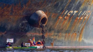 Greenpeace aktivistleri 95 bin ton akaryakıt taşıyan Rus tankerine kendilerini zincirledi