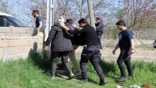 Güvenlik güçlerinden kaçarak tarlada izlerini kaybettirmek isteyen kaçak göçmenler yakalandı