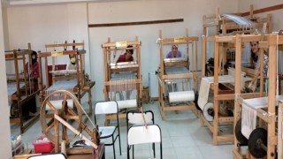 Halı tasarımı programı öğrencileri kilim dokuyor
