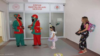 Hastanede çocuklara Hacivat-Karagözlü bayram sürprizi