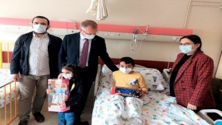 Hastanede tedavi gören çocuklara moral ziyareti