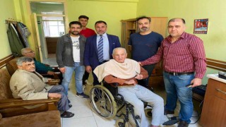 Hatayda gönüllü berberler huzurevindeki yaşlıları tıraş etti