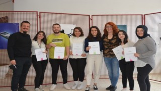 “Hayata Bağlı Ol” konulu afiş tasarımı yarışmasında dereceye giren öğrenciler ödüllendirildi
